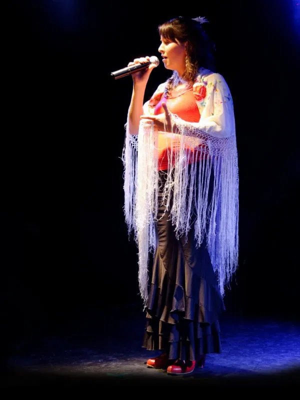 Marie-Hélène Raby chantant avec Vida Flamenca