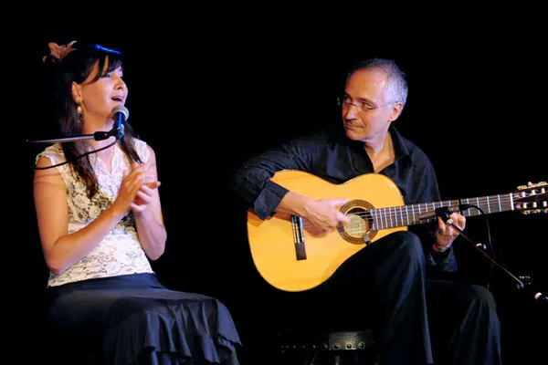Marie-Hélène Raby chantant avec Roger Boudreault à la guitare